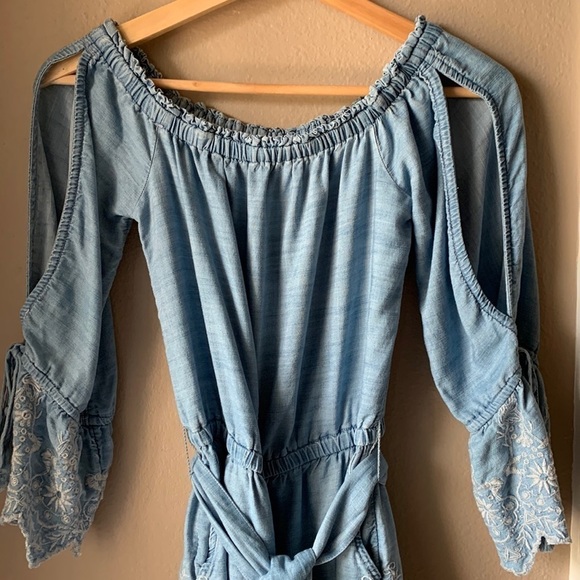 AMERICAN EAGLE OUTFITTERS Chambray 3/4 Sleeve Embroidered Romper - Picture 1 of 8